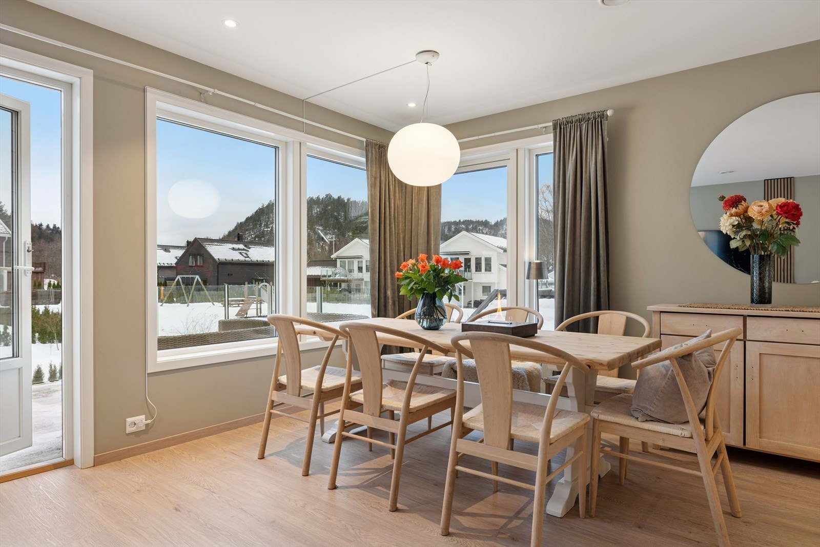 God plass i stue for spisegruppe. Galleribilde