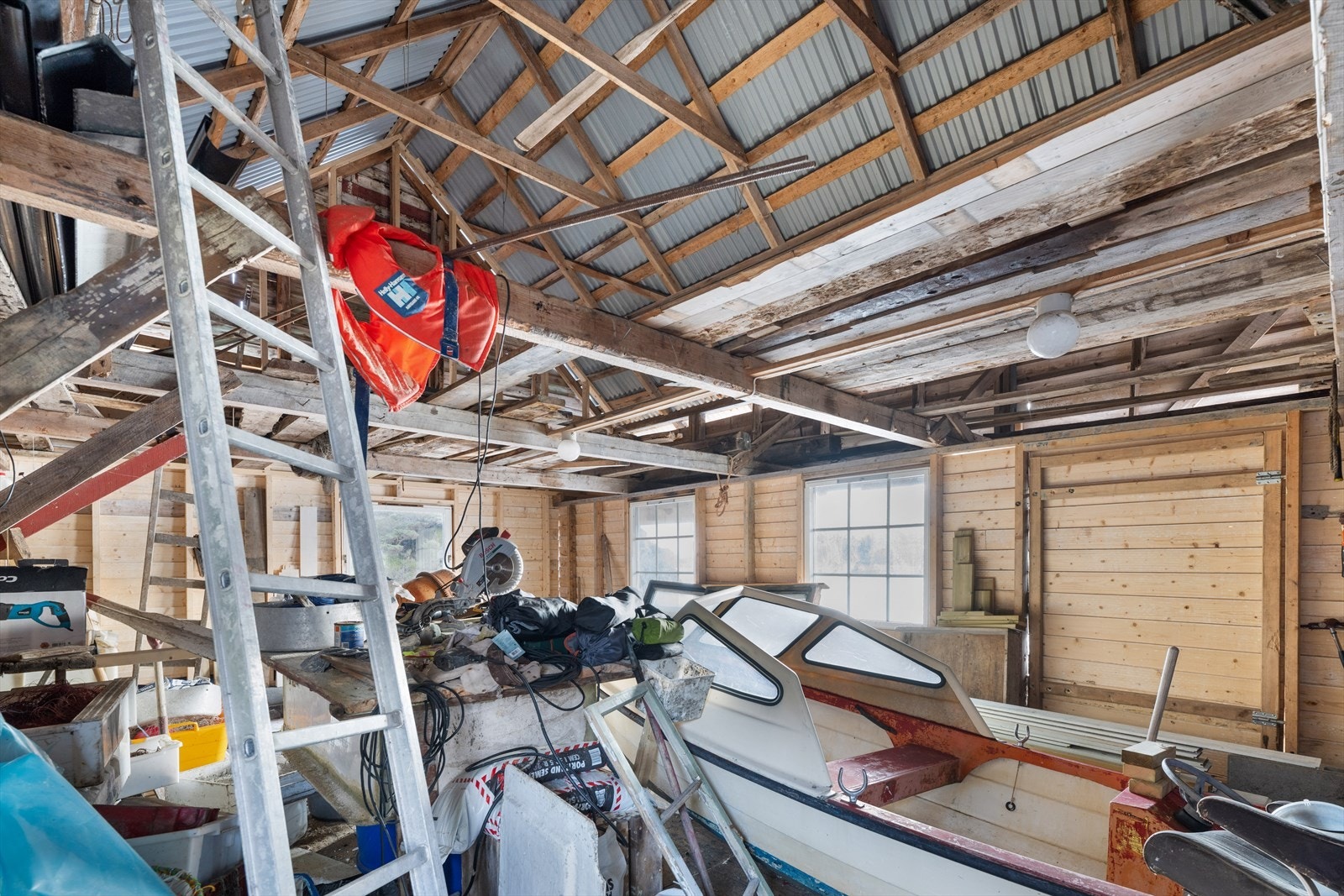 Hovednaustet er på ca. 42 kvm. og tilleggsdelen mot øst er på ca. 23 kvm. Galleribilde