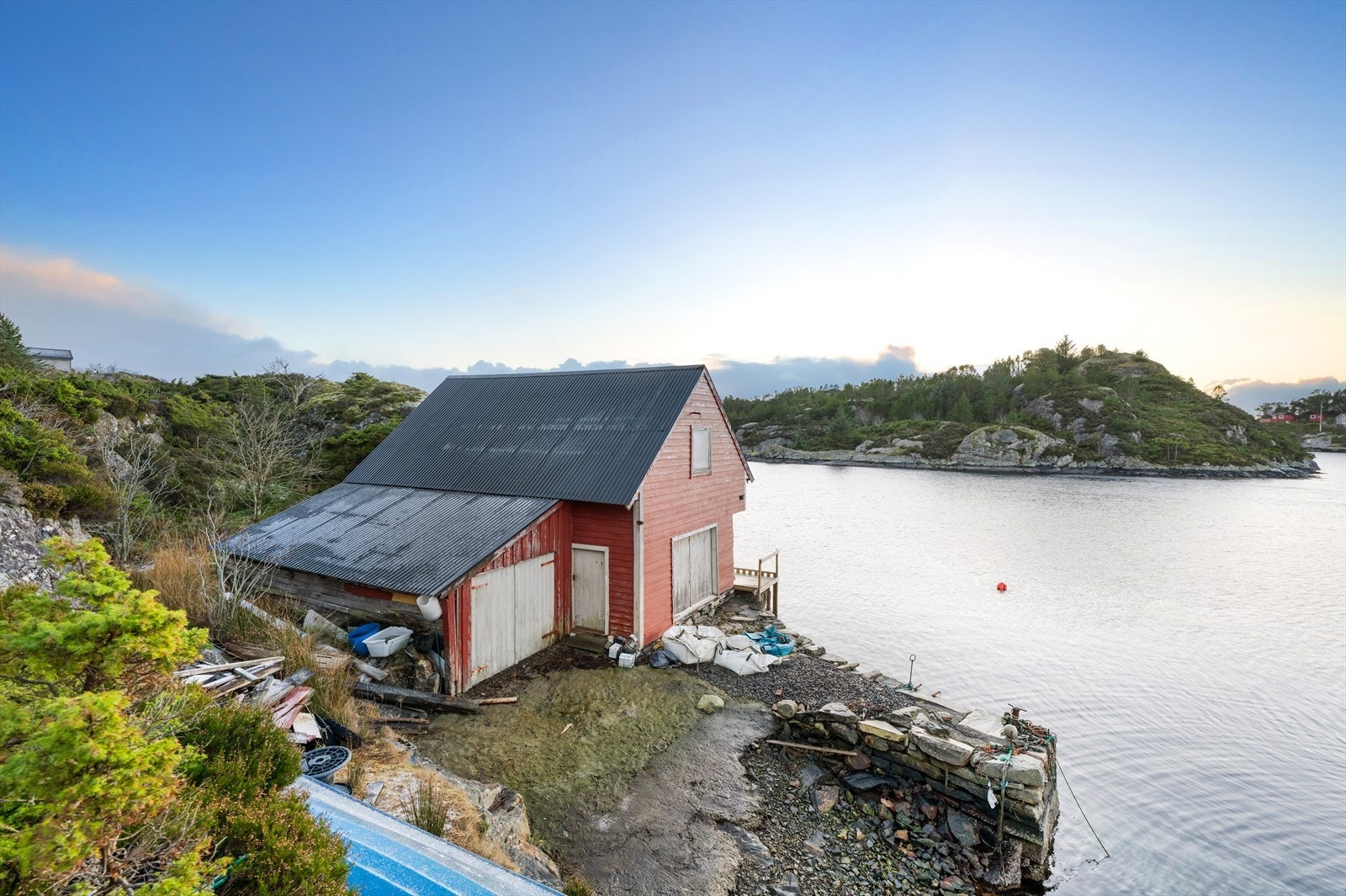 Eiendommen grenser til sjø i vest og 50 % eierskap i naust medfølger. Galleribilde