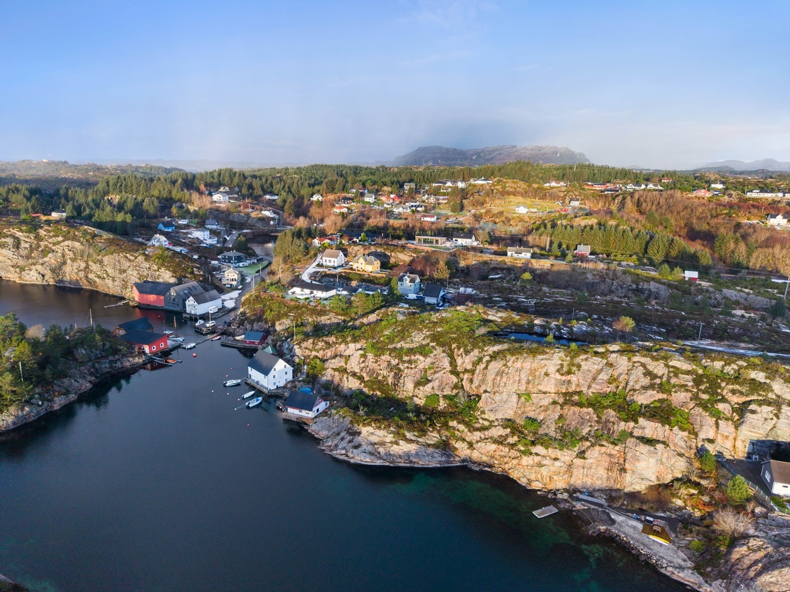 Området er hovedsakelig bebygget med eneboliger, men flere av dem er i bruk som fritidsboliger. Galleribilde