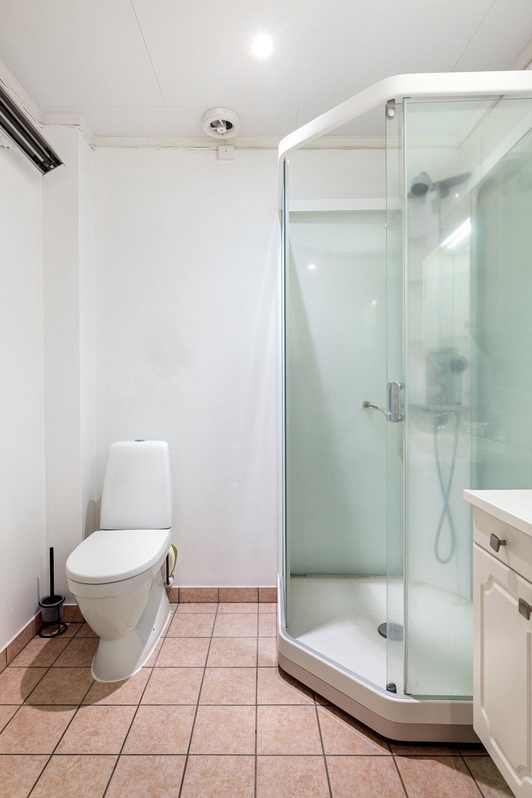 I tillegg er det dusjkabinett og gulvmontert toalett. Galleribilde