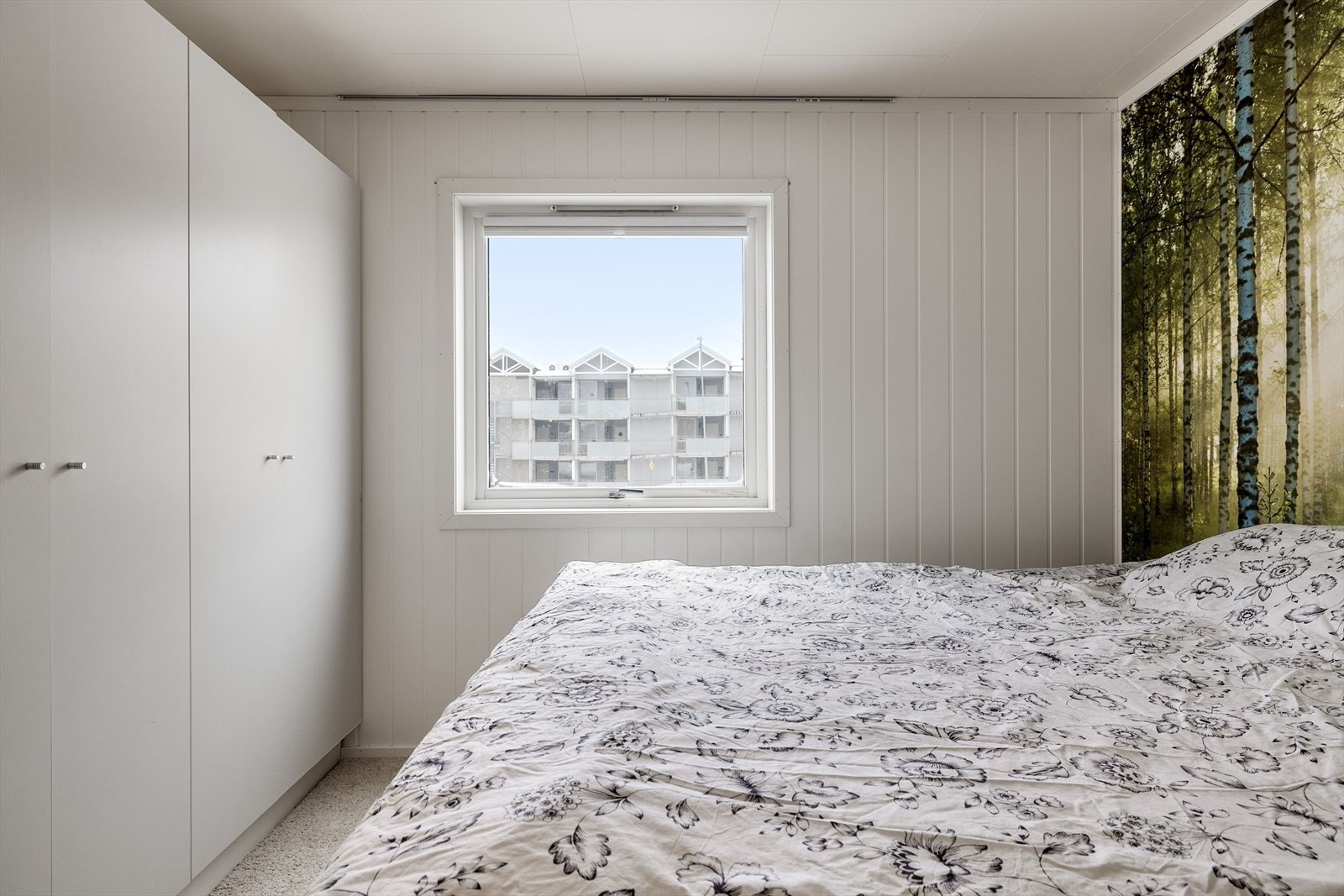 Dette er det største hvor det er god plass til dobbeltseng og garderobeskap. Galleribilde