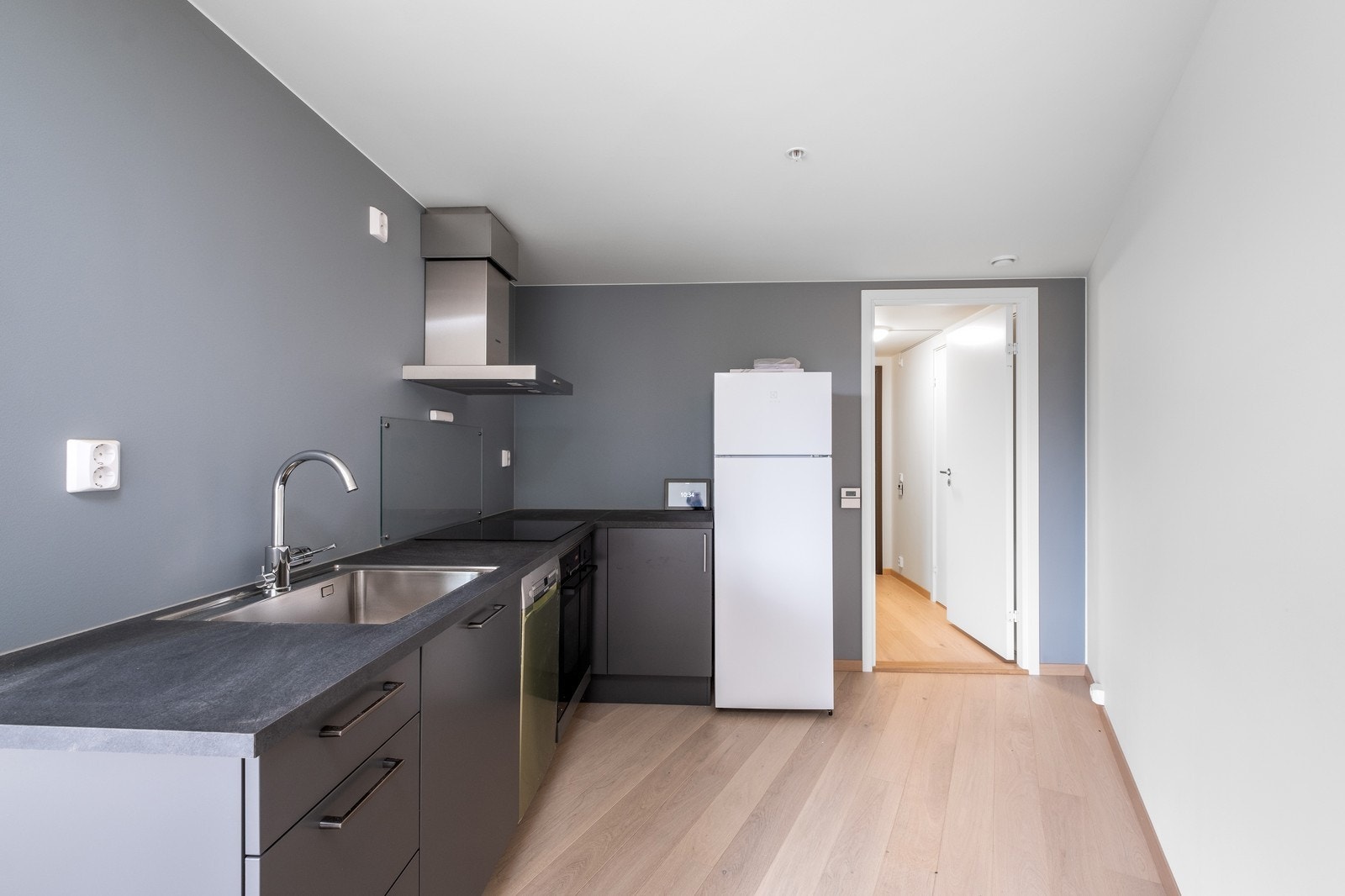 Helt nytt HTH Kjøkken med alt av hvitevarer Galleribilde