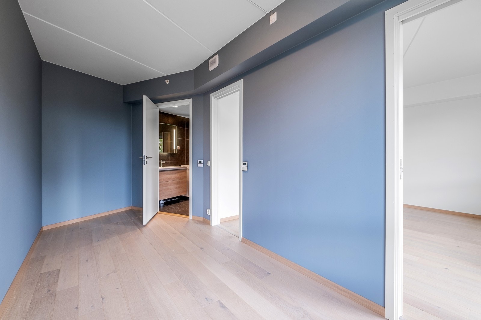 Soverom med direkte inngang til badet og studen Galleribilde