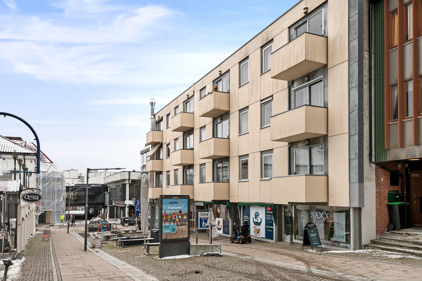 Beliggenheten er ideell, rett ved gågata og med umiddelbar nærhet til butikker, servicetilbud, kollektivtransport og alt sentrum har å by på. Galleribilde