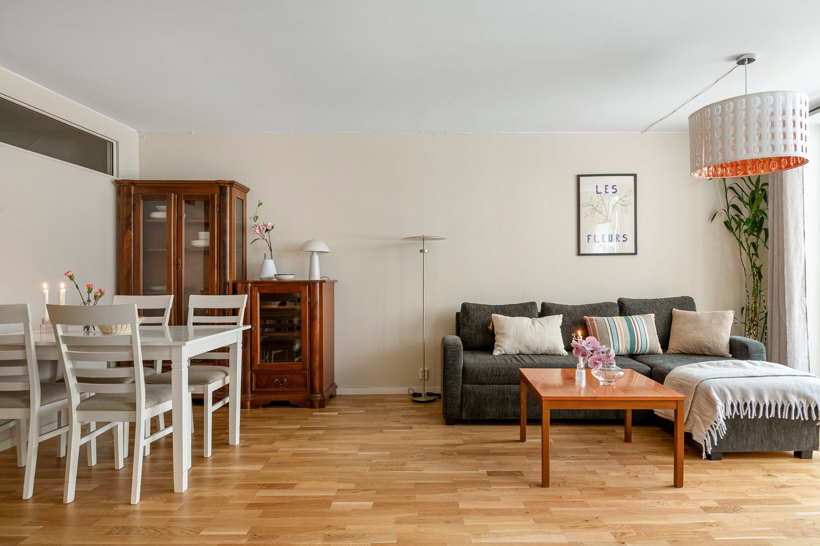 Stuen har en praktisk og fleksibel utforming som enkelt kan deles inn i flere soner. Galleribilde