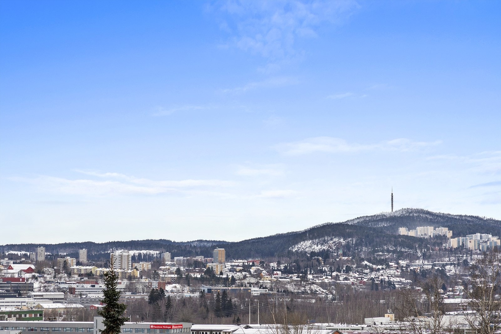 Kollektivtilbudet er effektivt, med både buss og T-bane fra Lindeberg innen gangavstand. Galleribilde