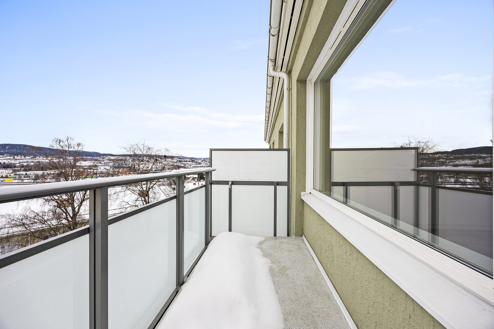 Fra stuen er det utgang til en vestvendt balkong på 4 m². Galleribilde