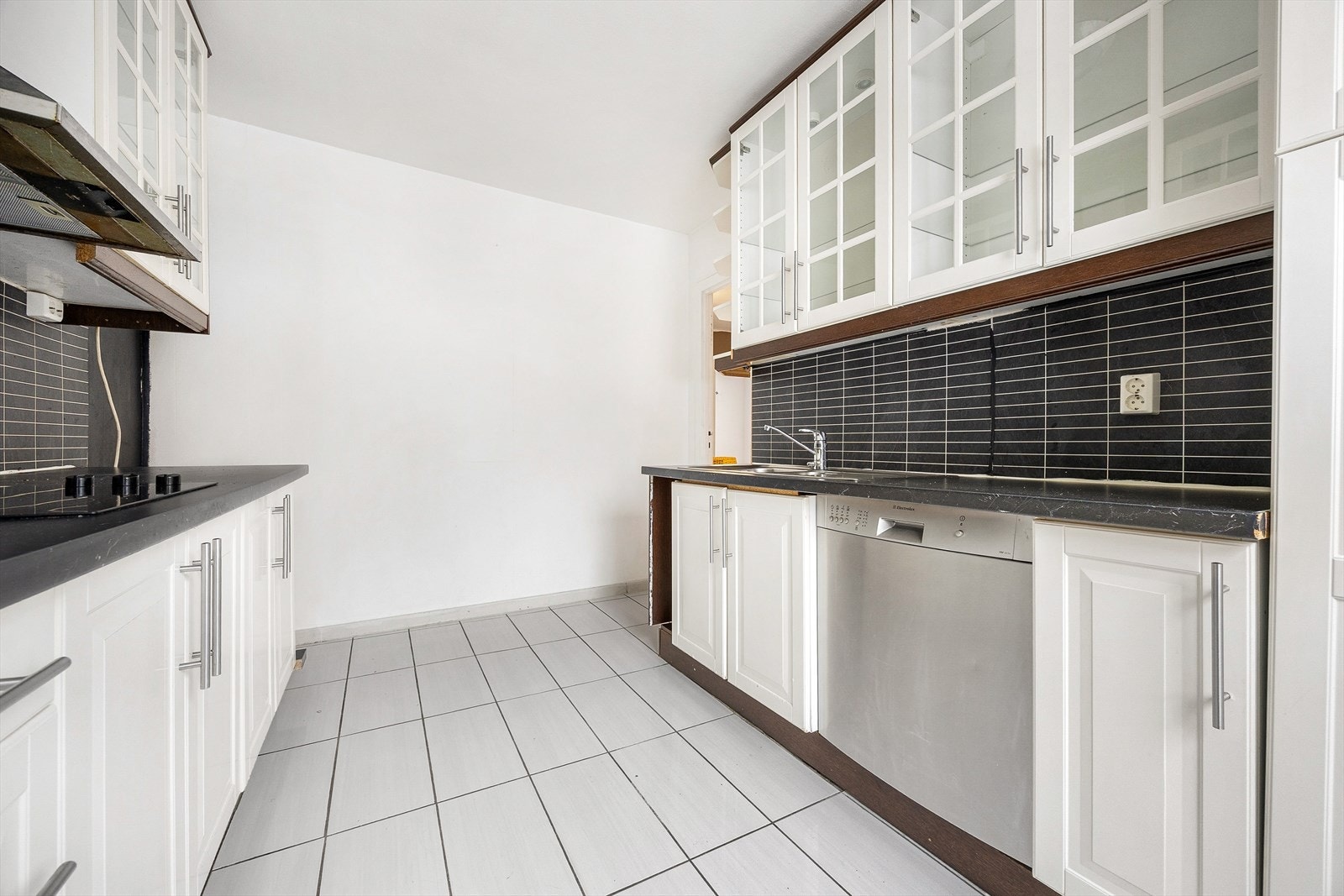 Det er rikelig med skap- og benkeplass, samt nisje for oppvaskmaskin. Galleribilde