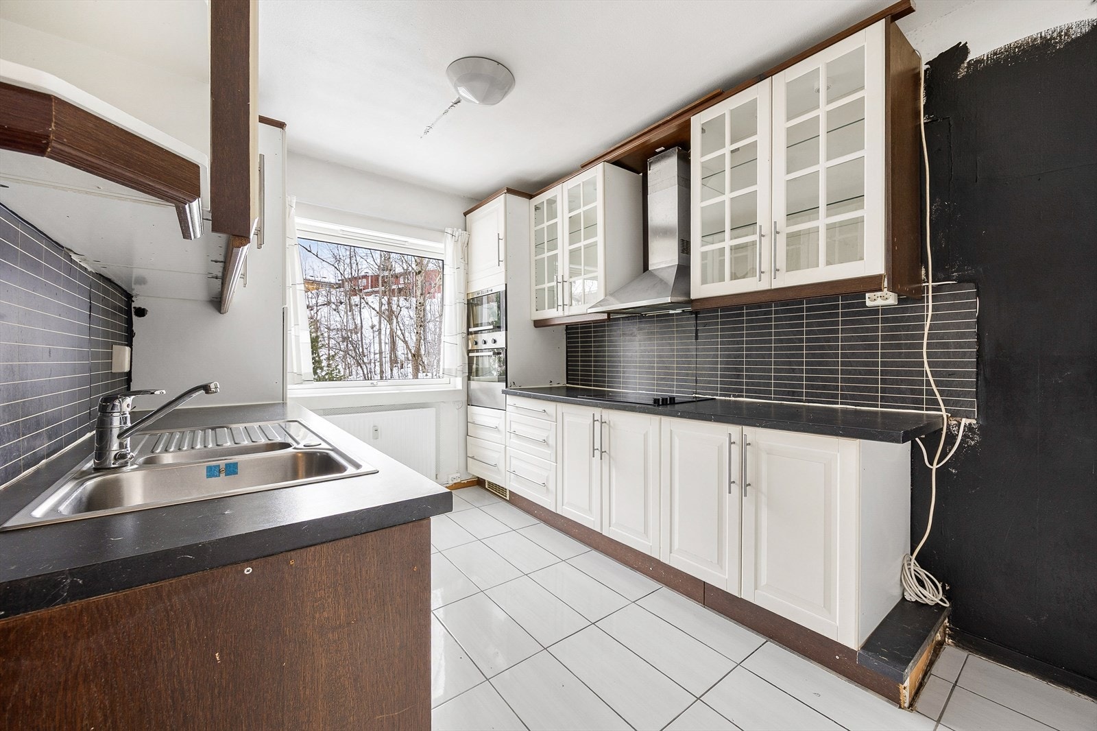 Kjøkkeninnredning med laminerte skrog, slette fronter og laminat benkeplate. Galleribilde