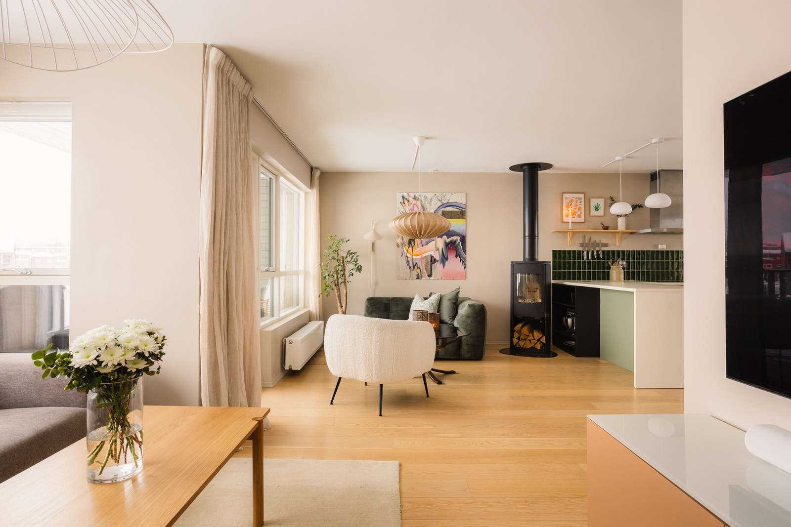 Rommets gode størrelse og åpne løsning gir stor fleksibilitet til å tilpasse innredningen etter behov og livsstil. Galleribilde
