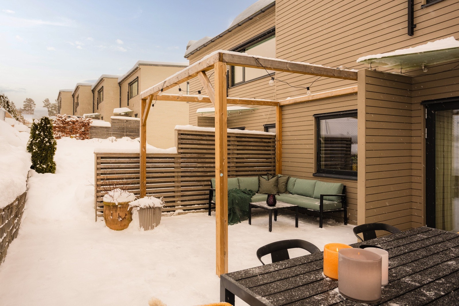 Fra kjøkkensonen er det direkte utgang til en stor, vestvendt terrasse på ca. 36 m². Galleribilde