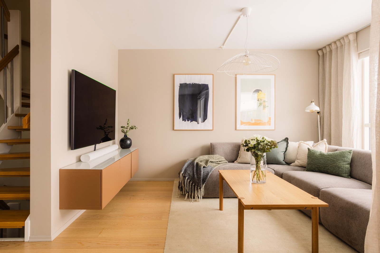 Her er det rikelig med plass til flere møbleringssoner med både sofagrupper, spiseplass eller egen TV-avdeling. Galleribilde
