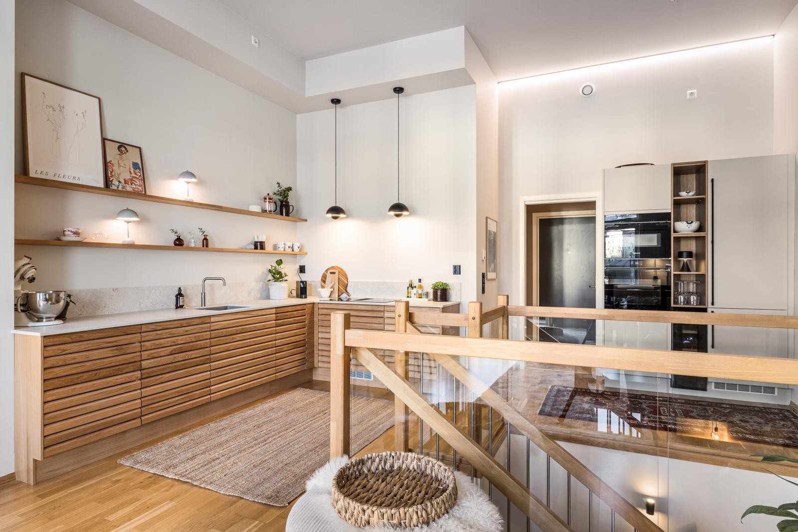 Elegant løsning med trappen ned til 1. etasje. Galleribilde