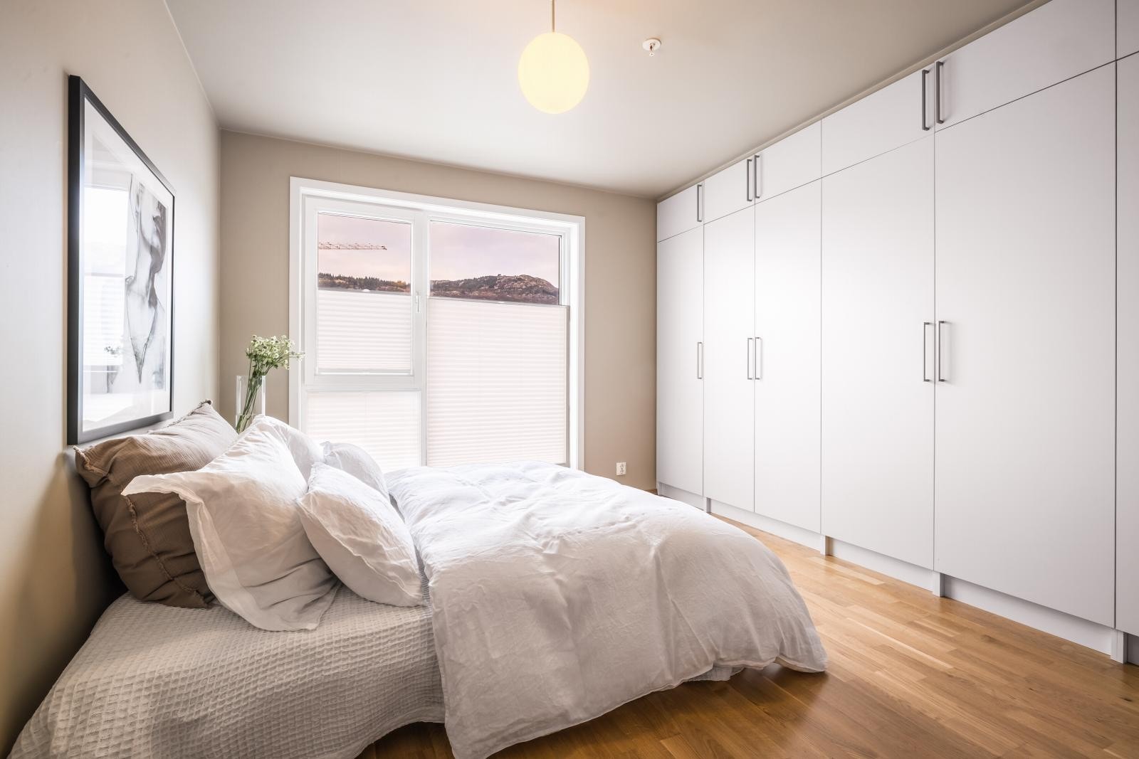 Hovedsoverom på 13,8 kvm, med stor garderobeløsning. Galleribilde