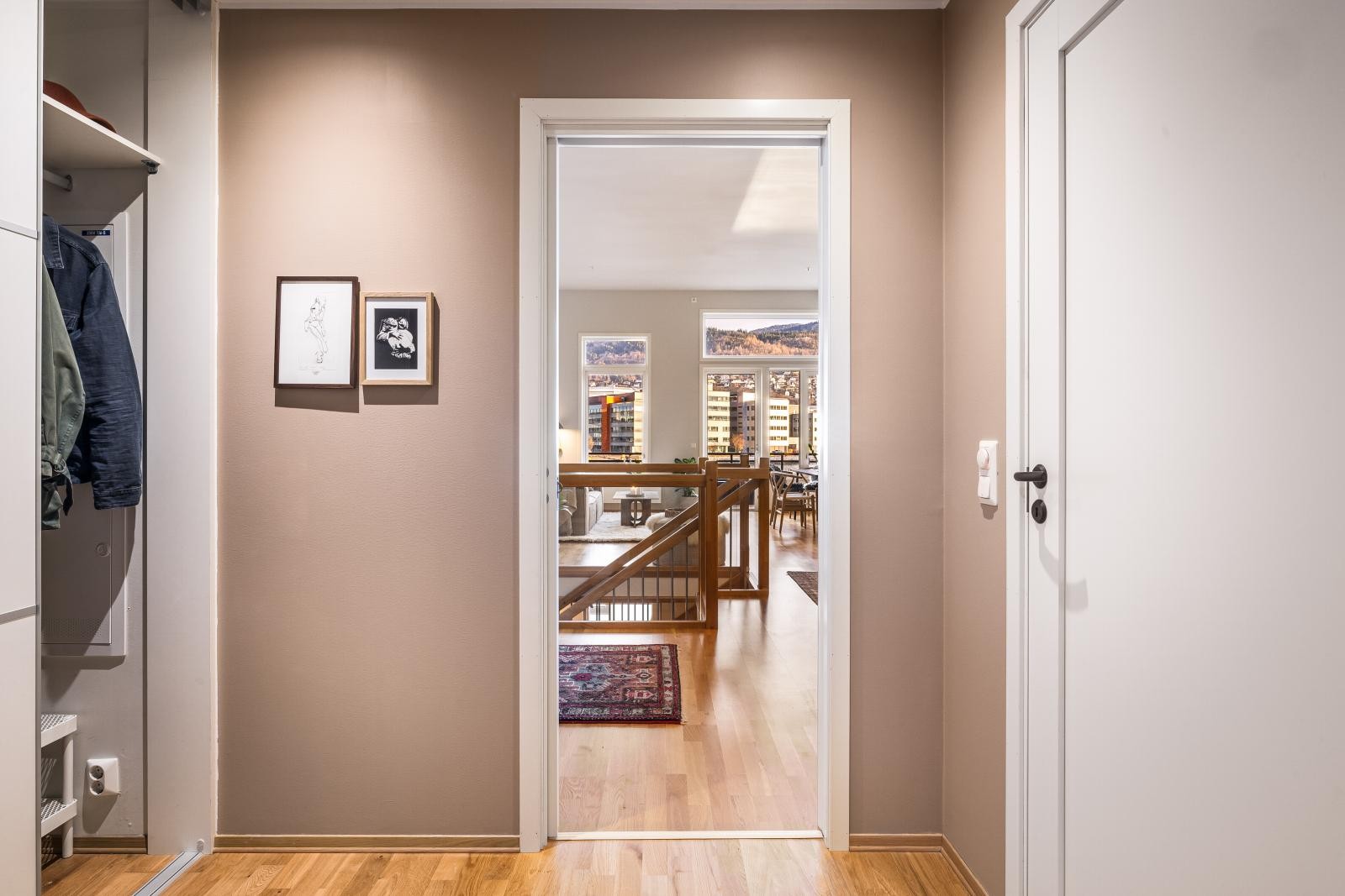 Oppe i hovedetasjen er det entré med garderobe. Galleribilde