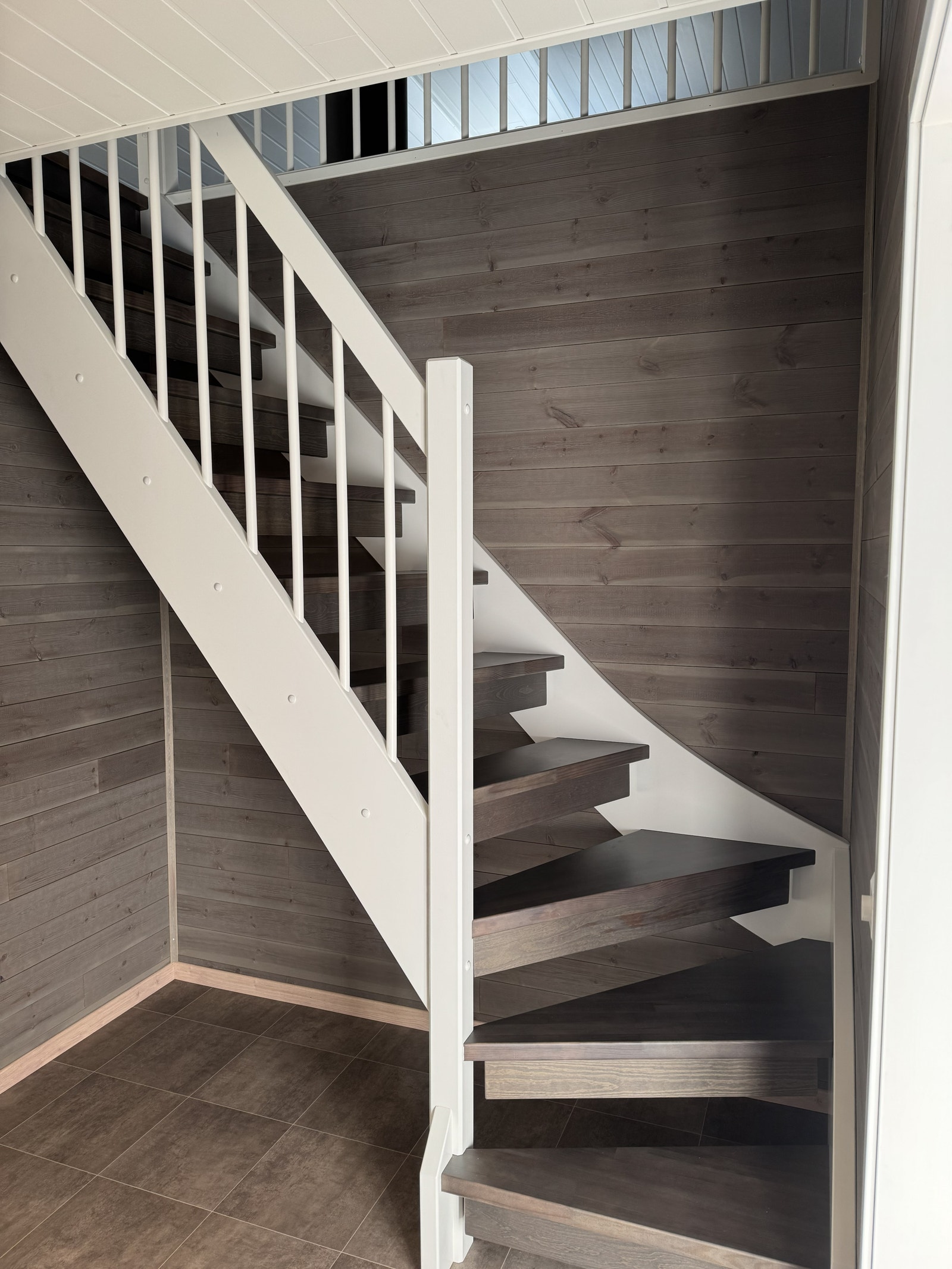 Trapp til hems, plass til lagring under trapp. Varmekabler i gulvet. Galleribilde