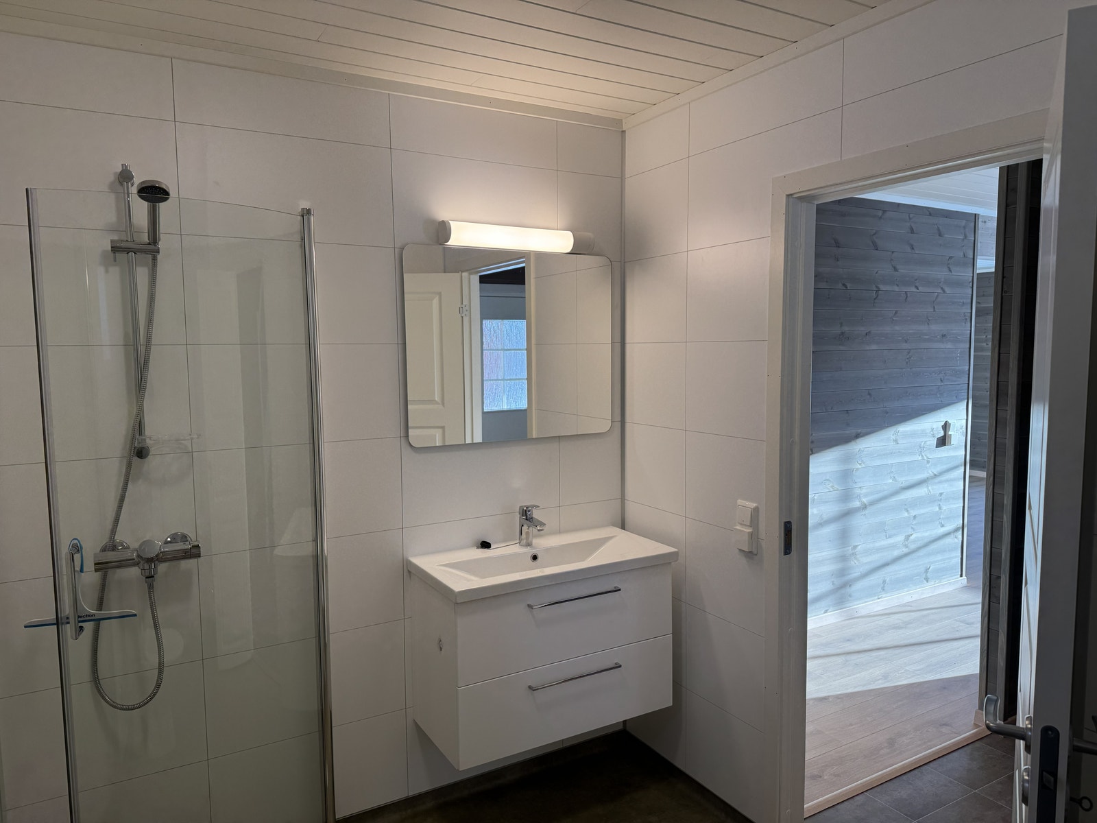 Lyst og innbydende bad, varmekabler i gulv. Galleribilde