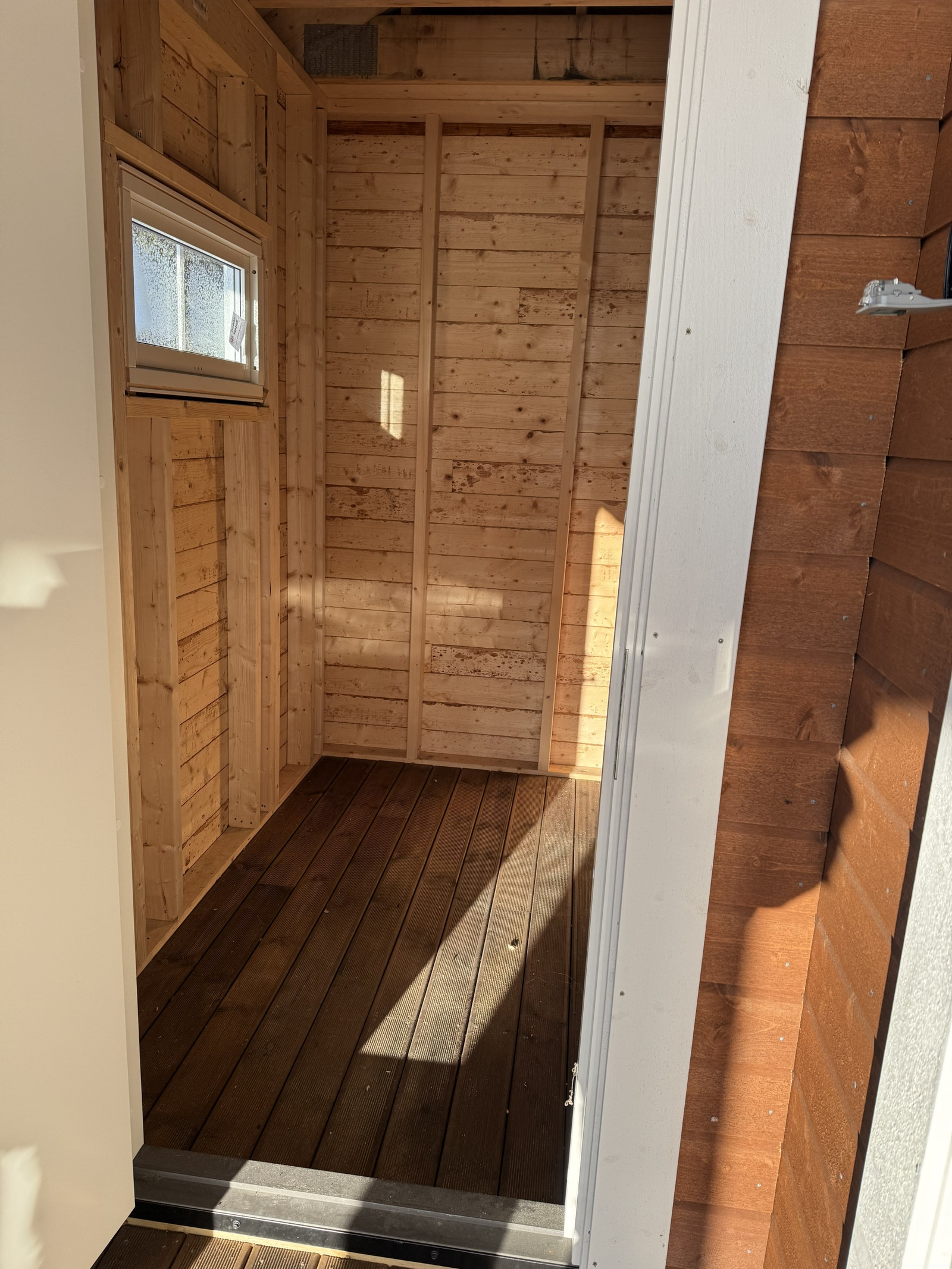 Utvendig luftig bod med plass til ved og ski Galleribilde