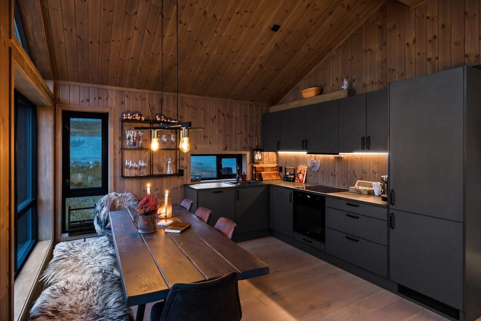 Delikat kjøkken i tidsriktig og delikat gråtone med over- og underskap. Galleribilde