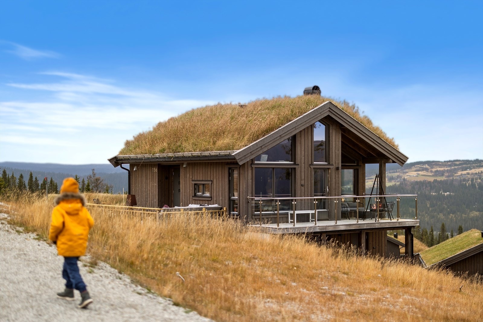 Eiendommen ligger fint til i skrånende terreng Galleribilde