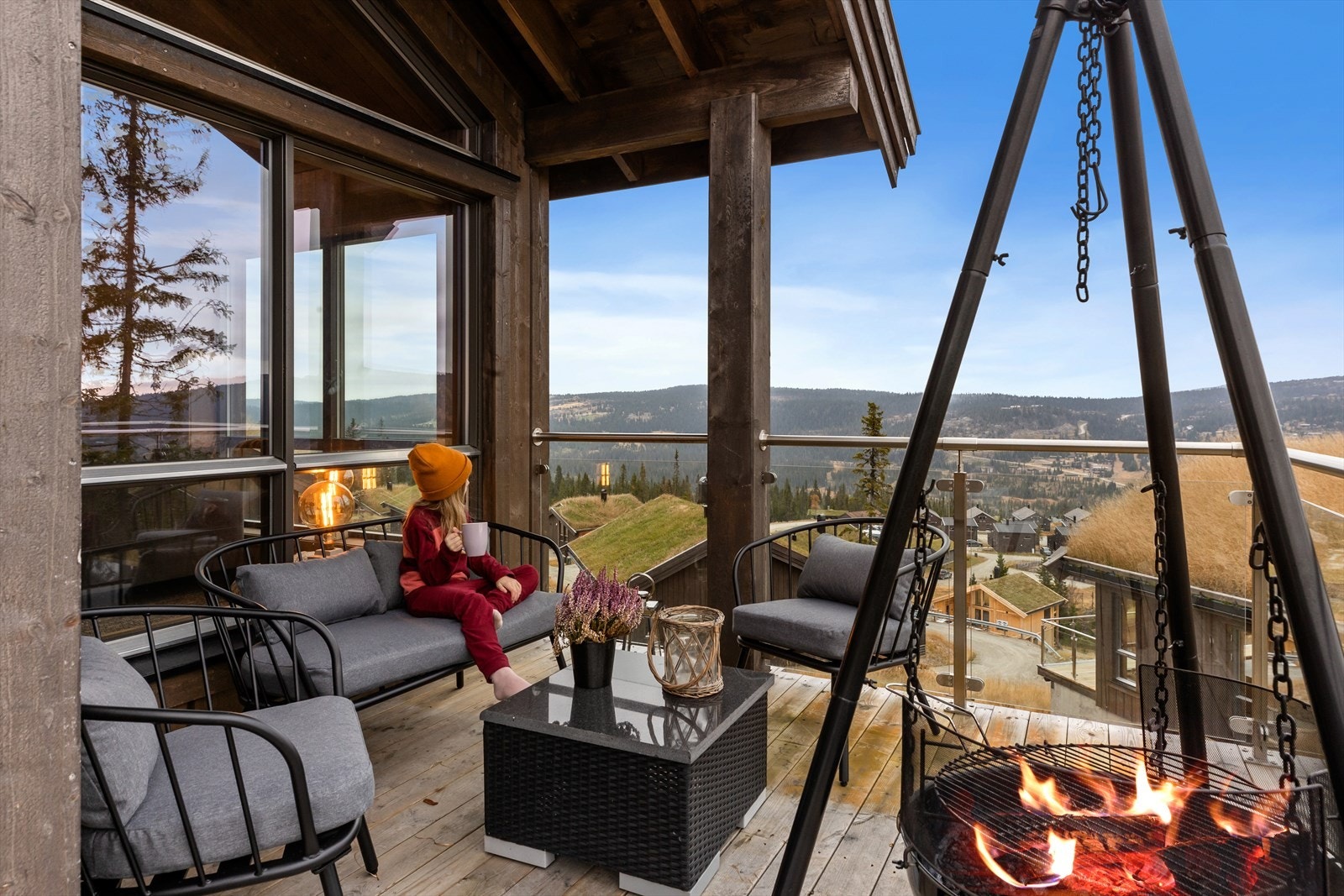 Balkong utenfor stuen har glassrekkverk og plass til utemøber Galleribilde