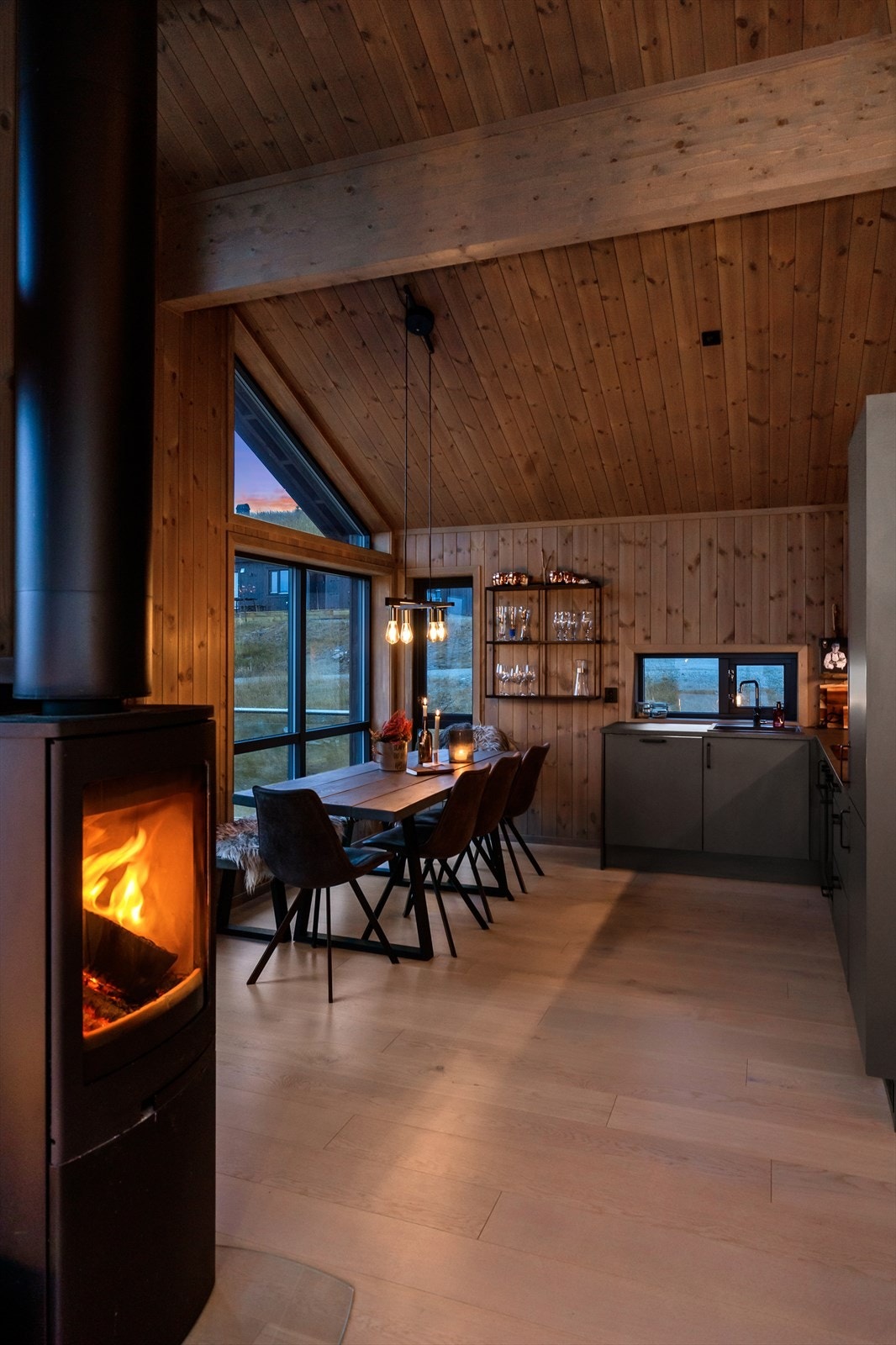 I stuen er det plassert en peisovn som avgir både god varme og hygge på de kalde dagene. Galleribilde