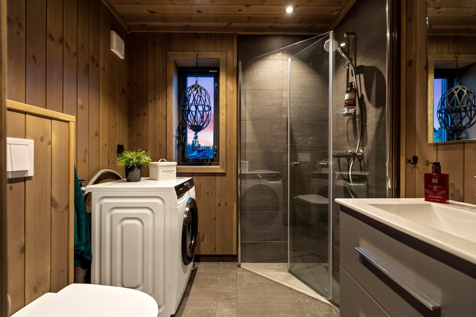 Delikat baderom på hovedplan med opplegg for vaskemaskin Galleribilde