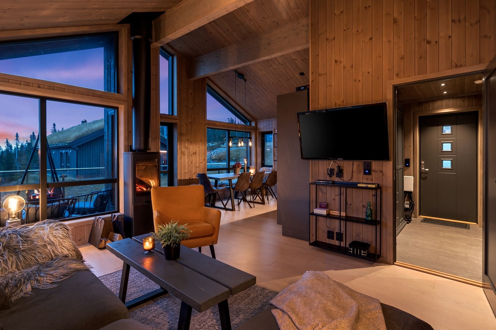 Her er stue og kjøkken i åpen løsning med plass til samling av familie og bekjente Galleribilde