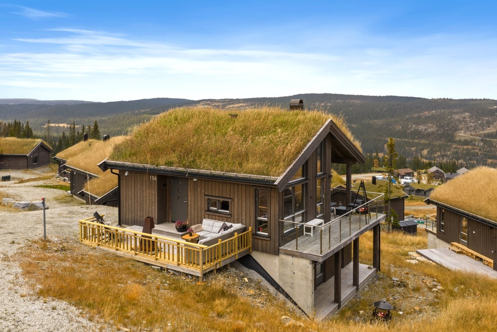 Eiendommen har flere uteplasser som kan benyttes. Galleribilde