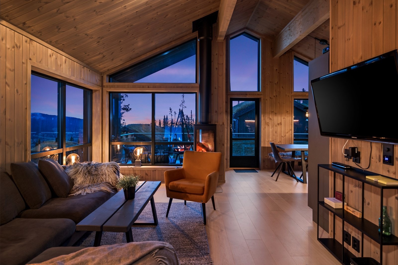 Lun og innbydende stue med store vindusflater som bevarer sikten ut og belysningen inn Galleribilde