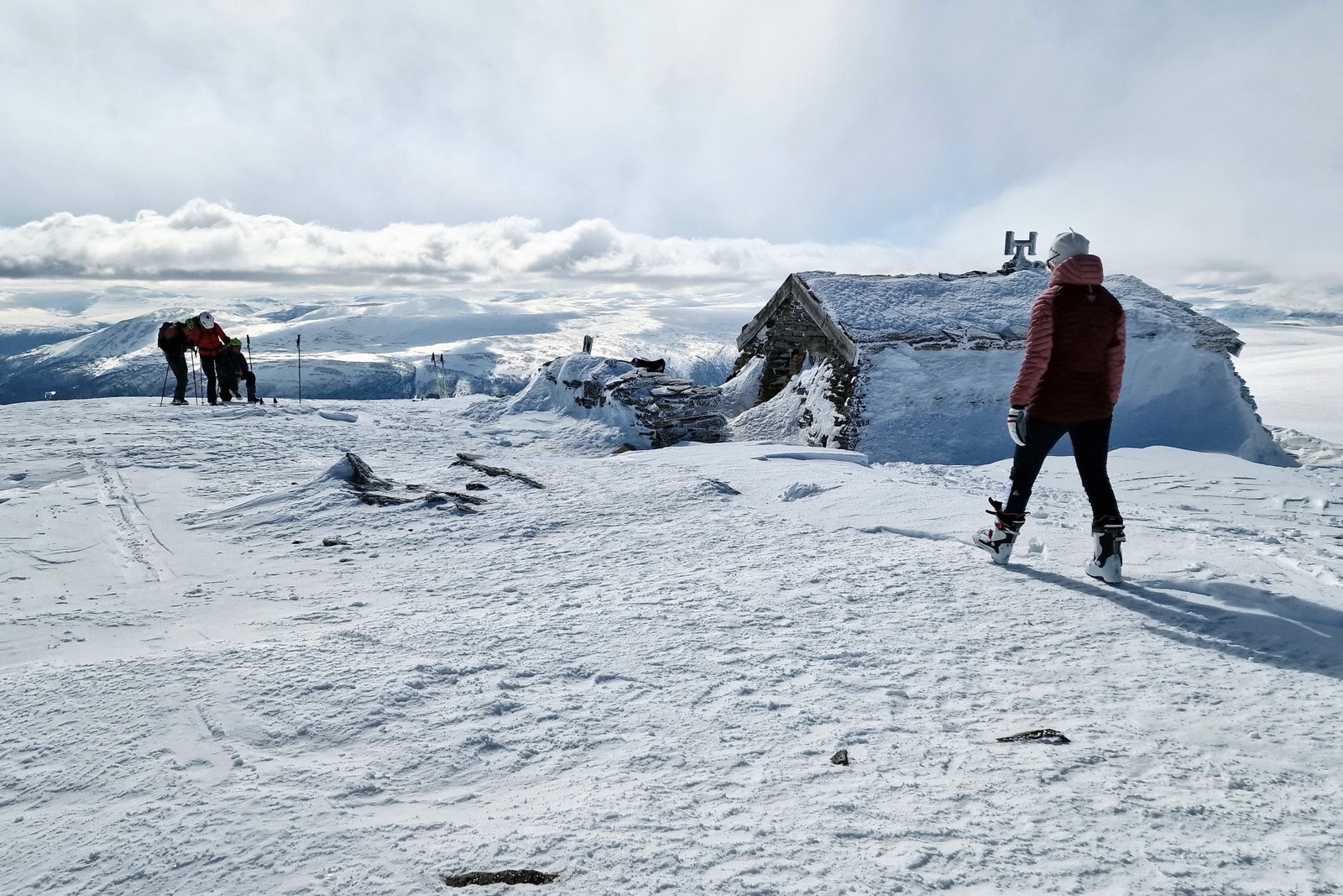 Området byr på en rekke toppturer! Foto: Ludvig Killingberg Galleribilde