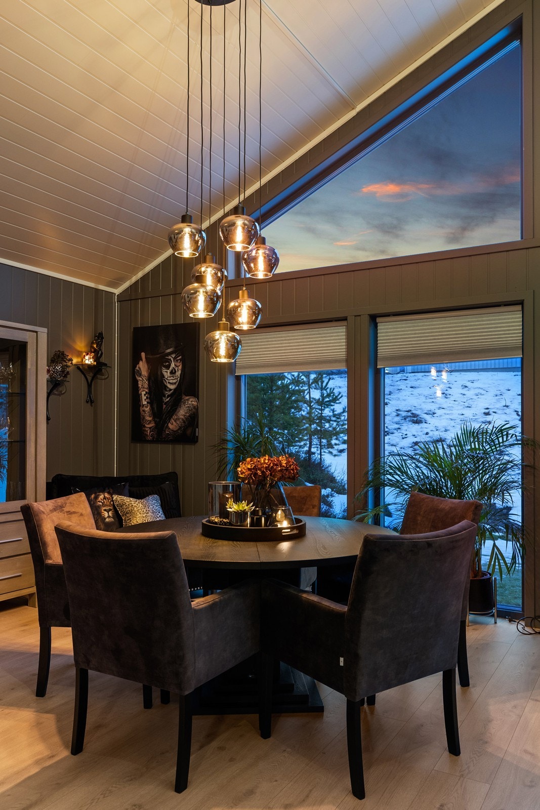 Her kan man nyte et godt måltid foran store vindusflater Galleribilde