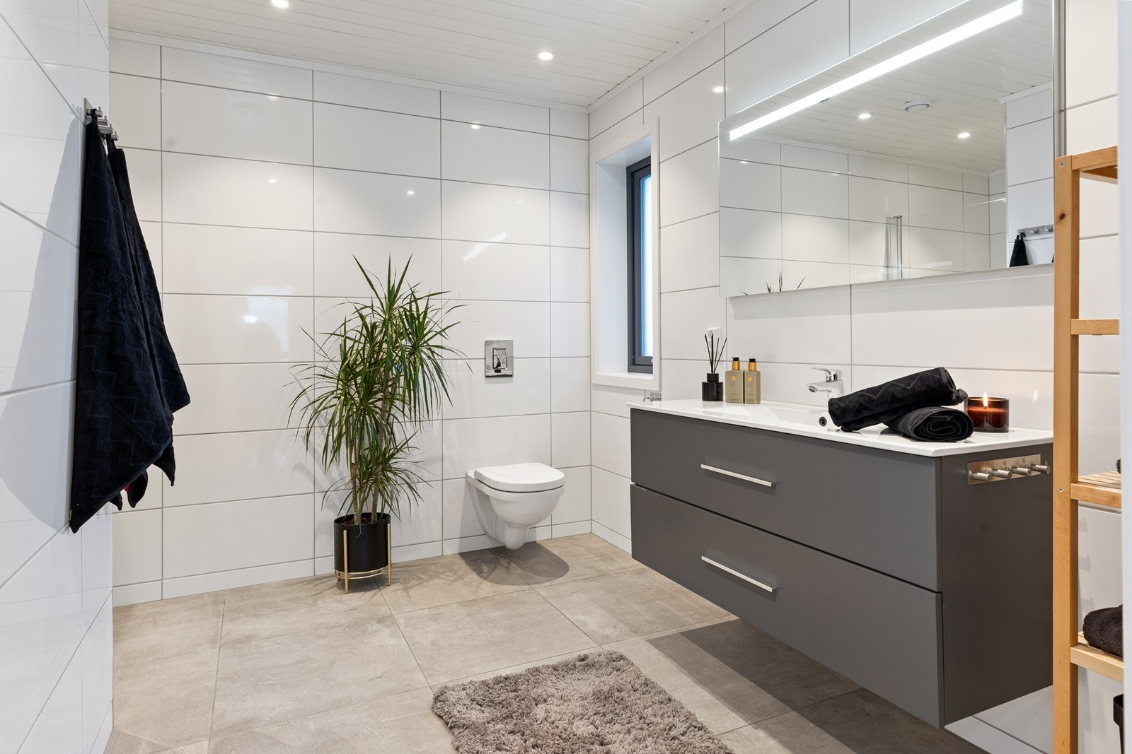 Flislagt delikat bad/wc med dusjnisje Galleribilde