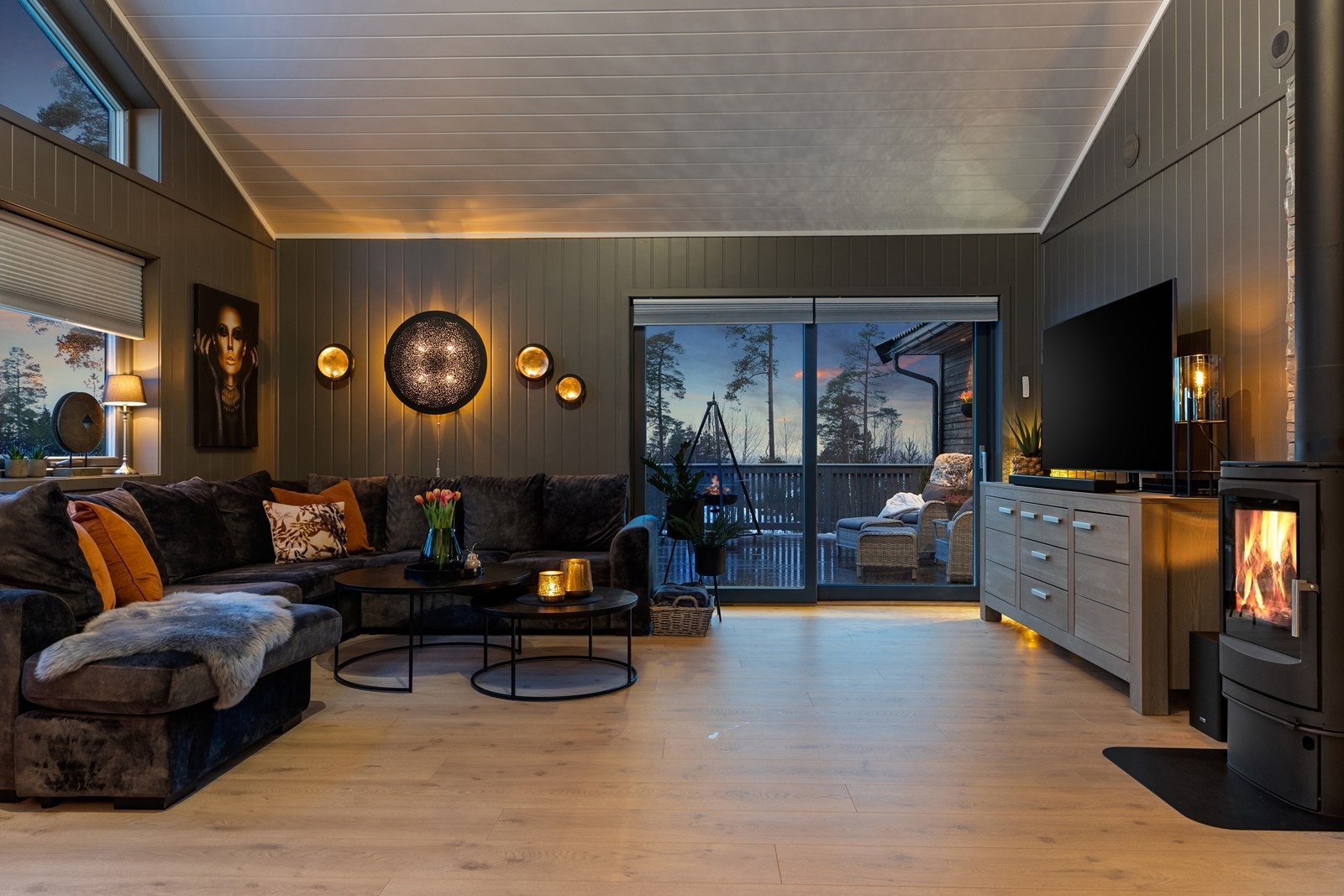 Lun og hyggelig stuedel med utgang til terrasse Galleribilde