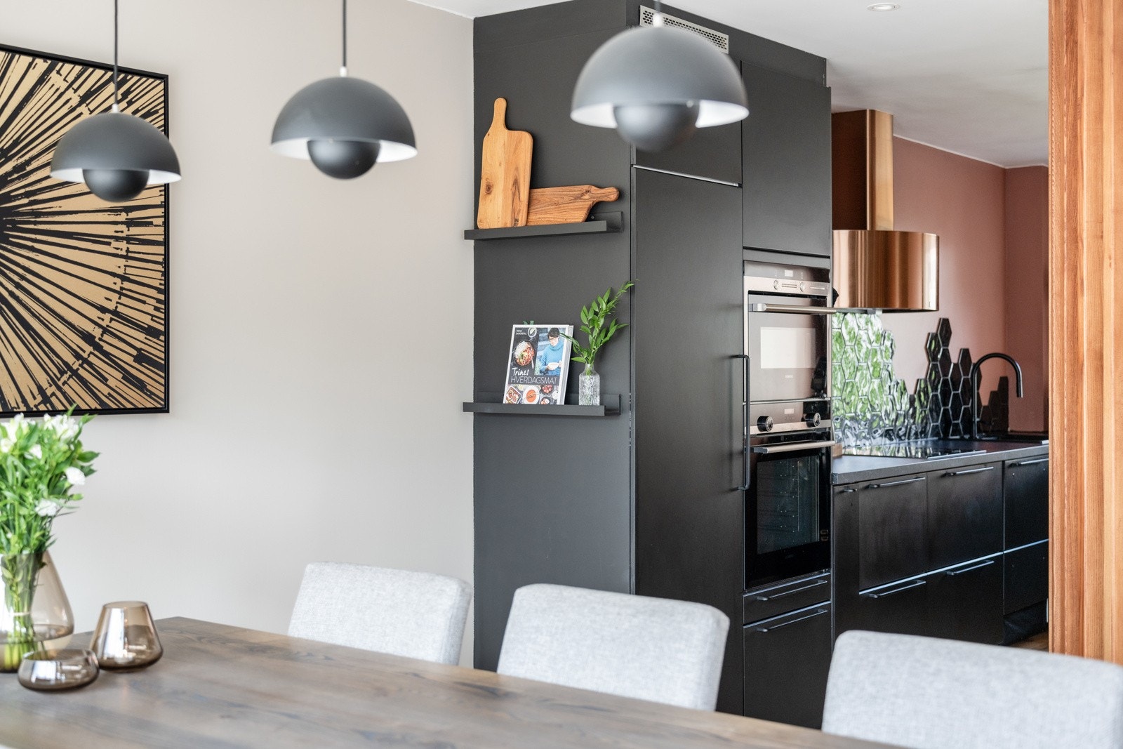 De nøytrale overflatene gir stor frihet i valg av innredning. Galleribilde