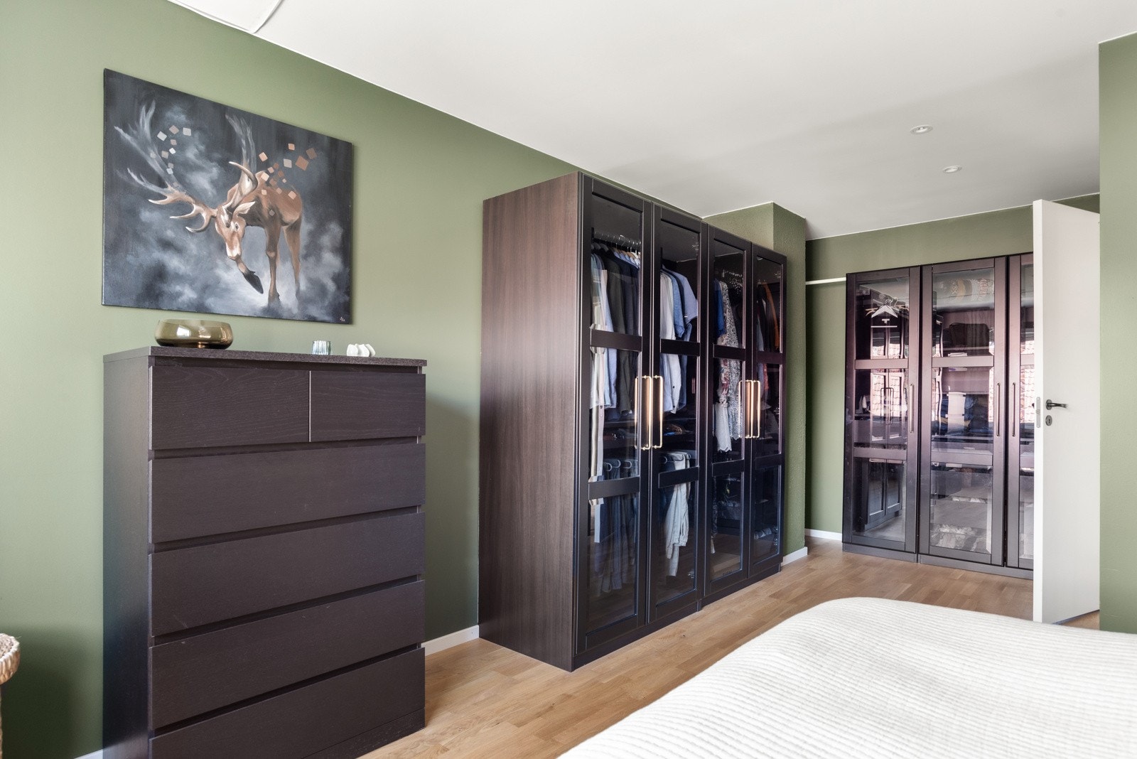 Det er godt med skapplass på hovedsoverommet. Galleribilde