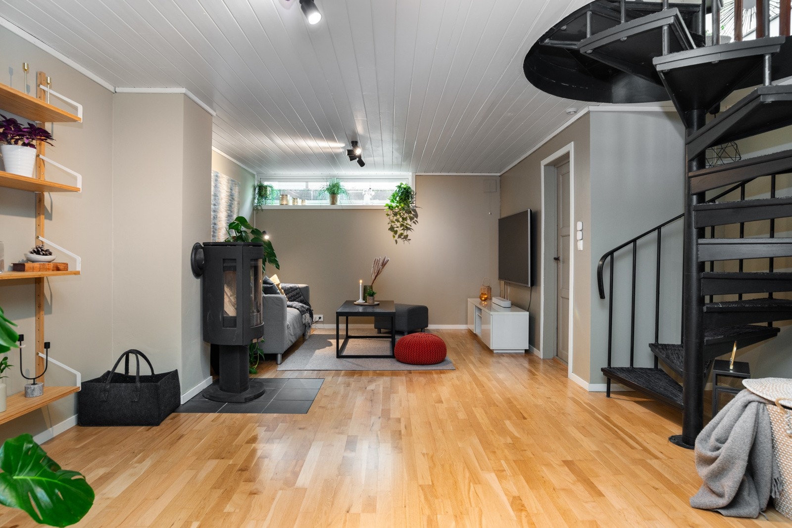 Boligen har en kjelleretasje som i dag består av kjellerstue, vaskerom og bod/kontor. Disse rommene er ikke godkjent som rom for varig oppholdsrom, men hobbyrom og boder. Galleribilde