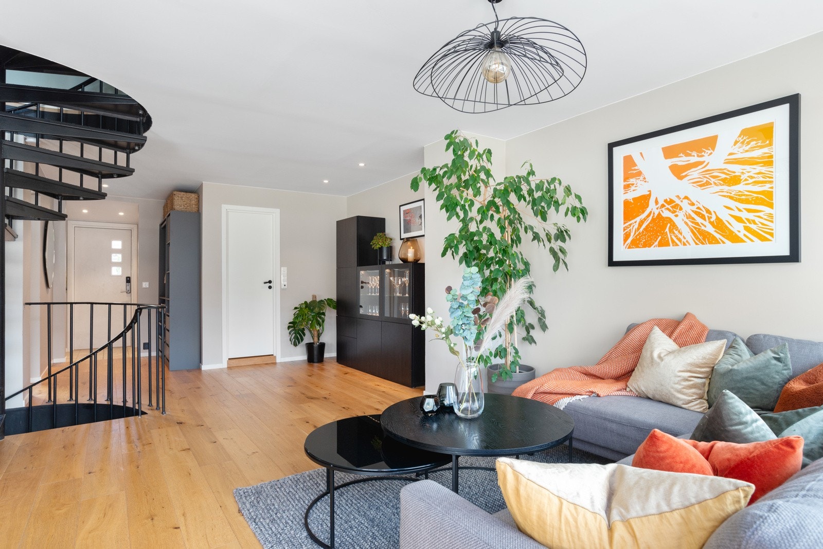 Her er det god plass til både sofagruppe og spisebord - eller en kombinasjon. Galleribilde