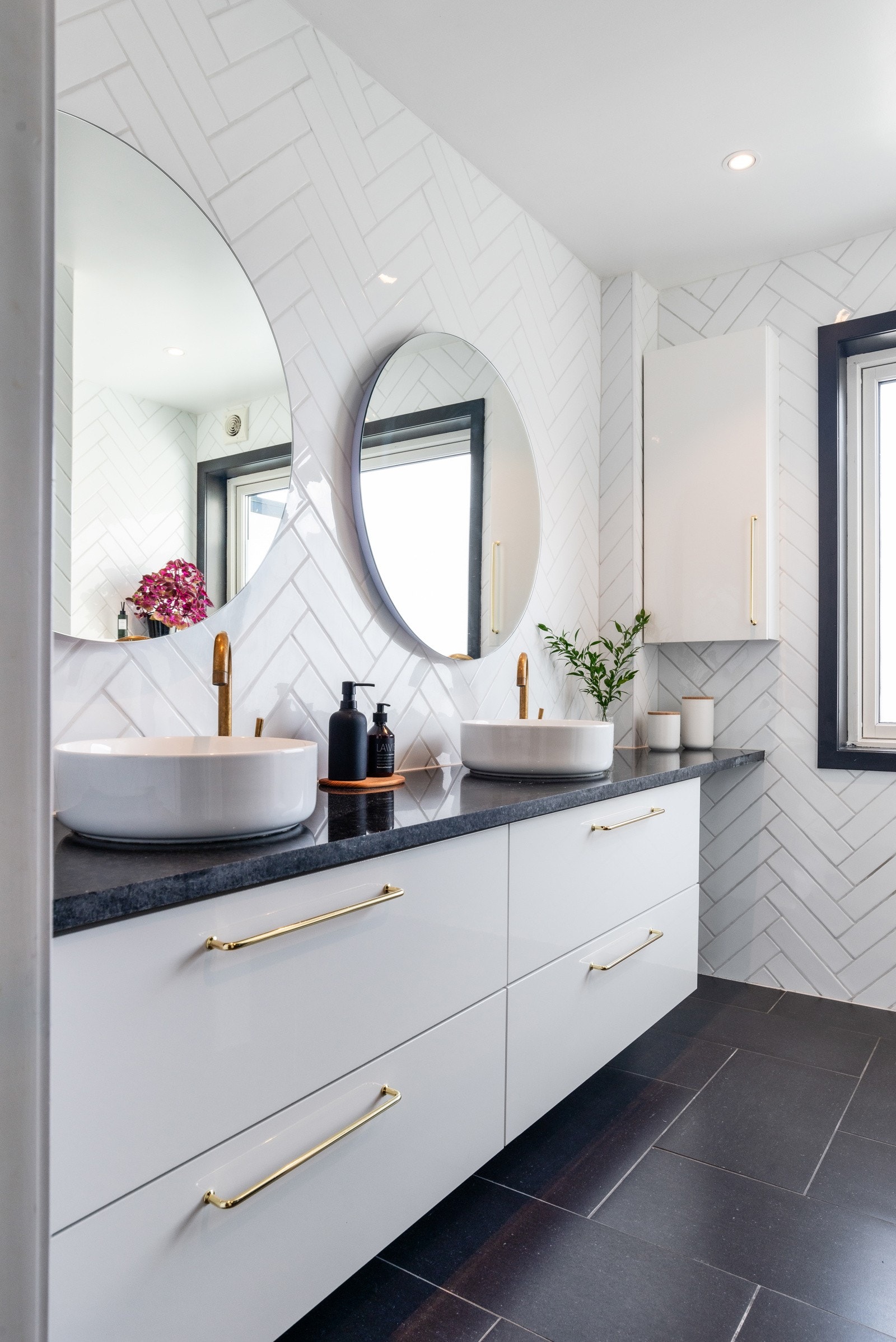 Badet i andre etasje har flislagte overflater, moderne innredning med praktiske skuffer, dobbel servant på granittbenkeplate fra Sigvartsen Steinindustri. Galleribilde