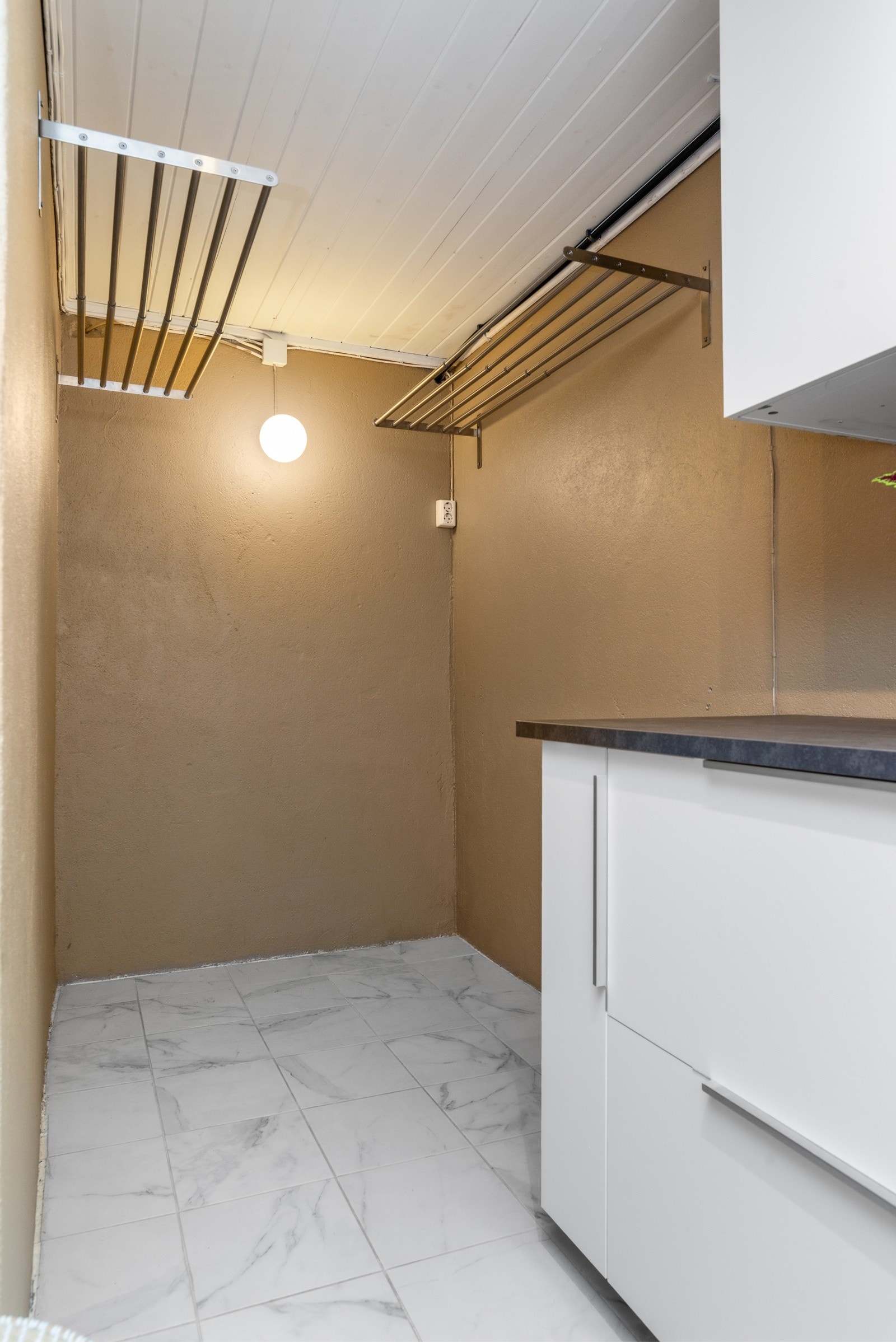 Gode oppbevaringsløsninger og funksjonell utforming gjør dette til en svært anvendelig etasje.(ikke godkjent som rom for varig opphold). Galleribilde