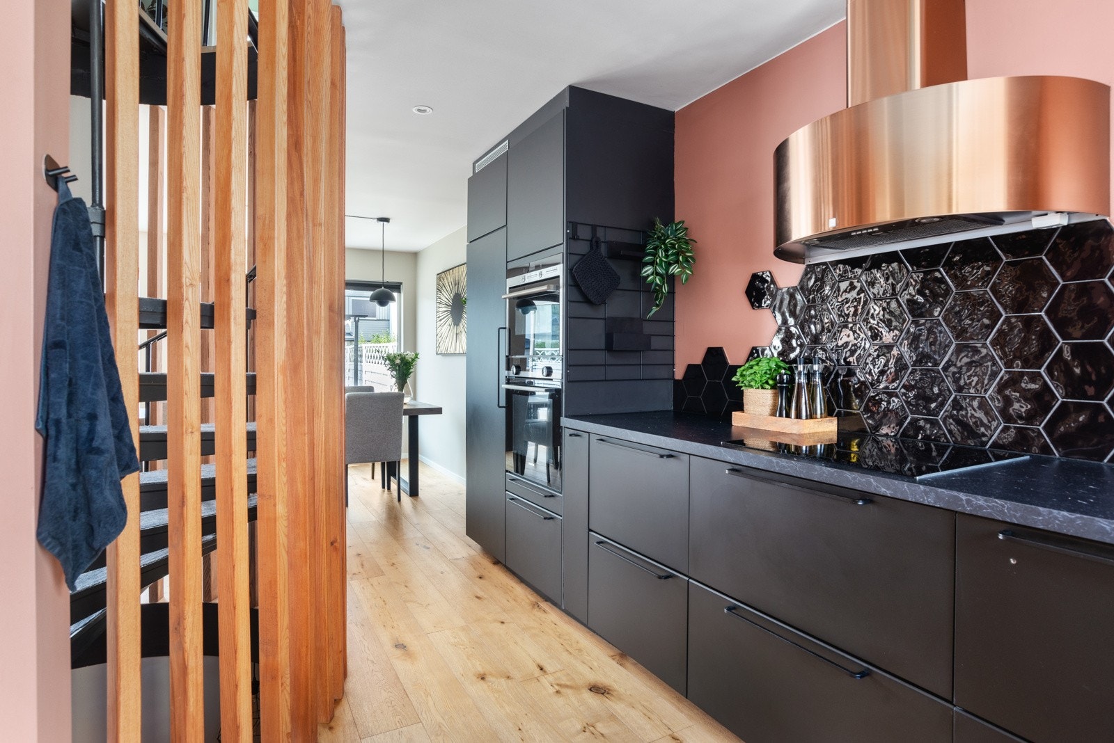 Benkeplate og kran er oppgradert i 2024, mens moderne fronter, Hansgrohe-armatur og Røroshetta ventilator setter et eksklusivt preg. Galleribilde