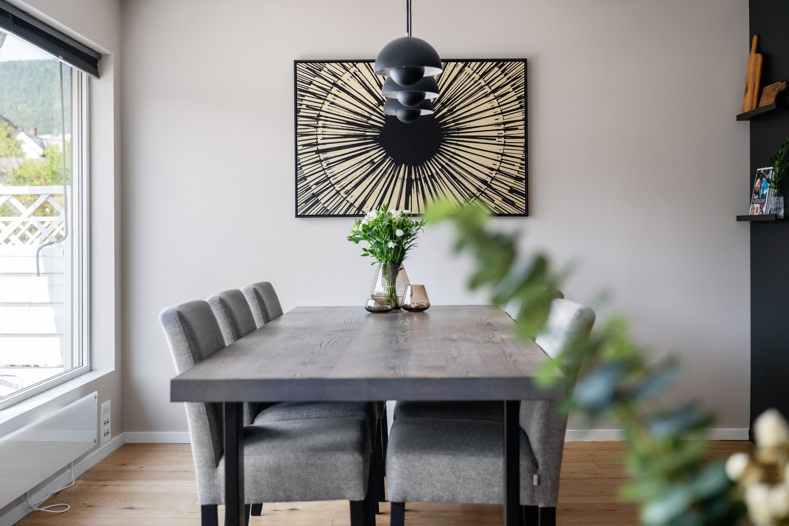 Eikeparkett og listefrie vinduer gir et stilrent preg. Galleribilde