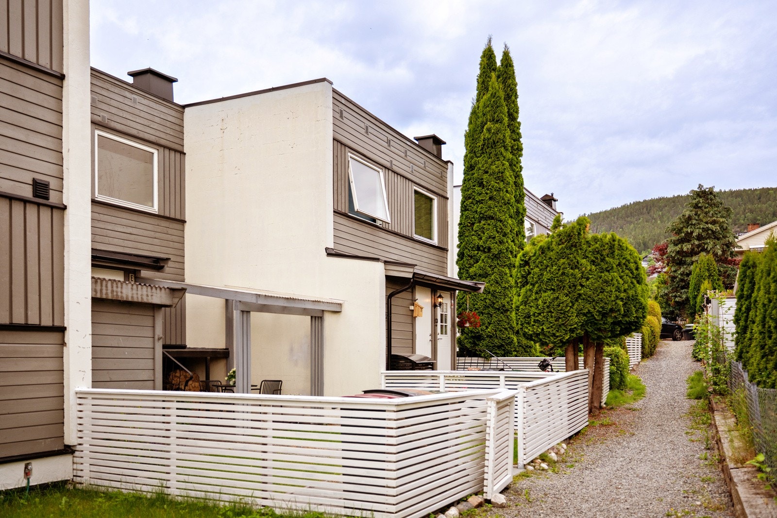 Boligen har én parkeringsplass i felles garasjeanlegg. I tillegg er det mulig å benytte gateparkering etter gjeldende bestemmelser. Galleribilde