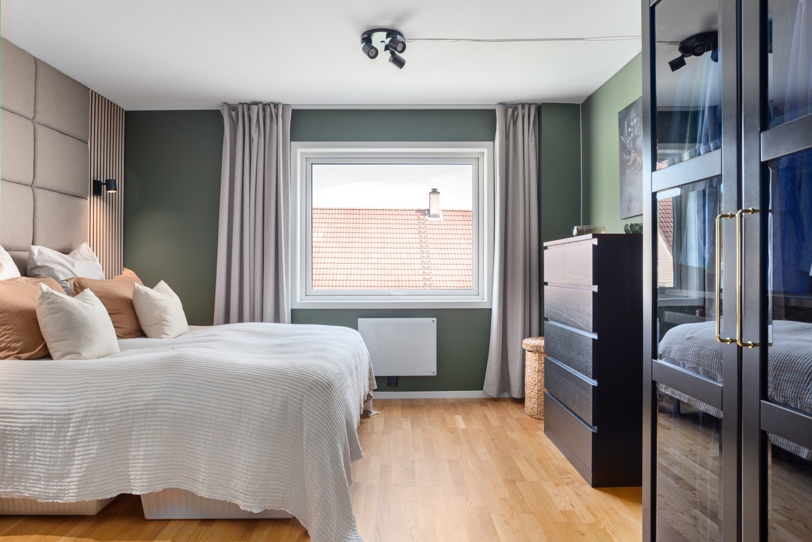 Hovedsoverommet er ekstra romslig med god plass til dobbeltseng, nattbord og garderobe. Galleribilde