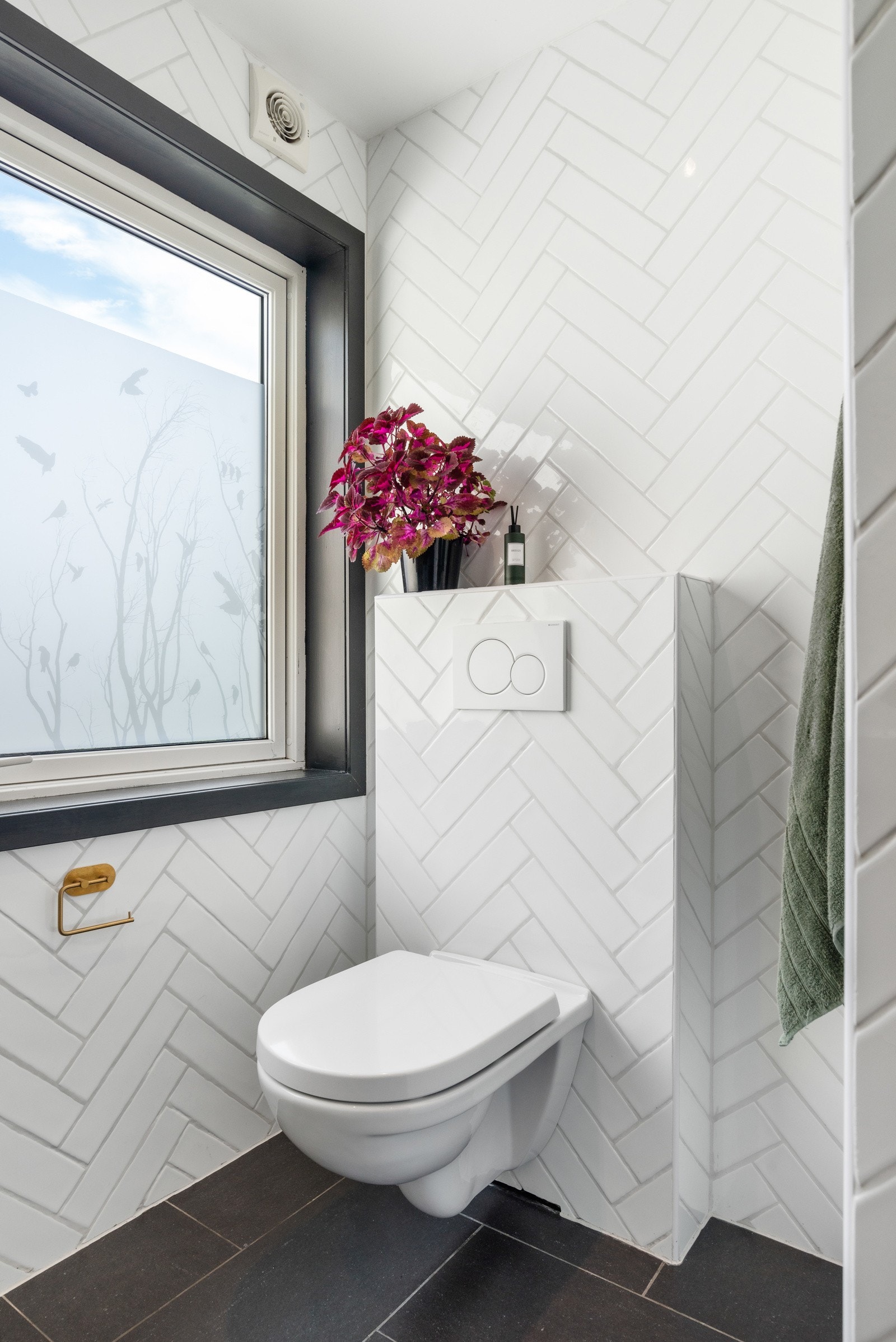 Vegghengt toalett fra Villeroy & Boch gir et stilrent uttrykk. Galleribilde