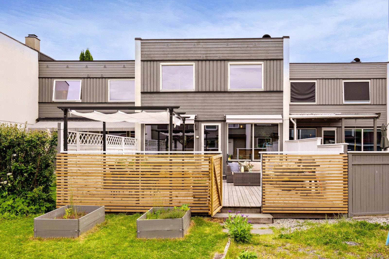 Fra markterrassen er det videre ut til sameiets hage som er pent opparbeidet. Galleribilde