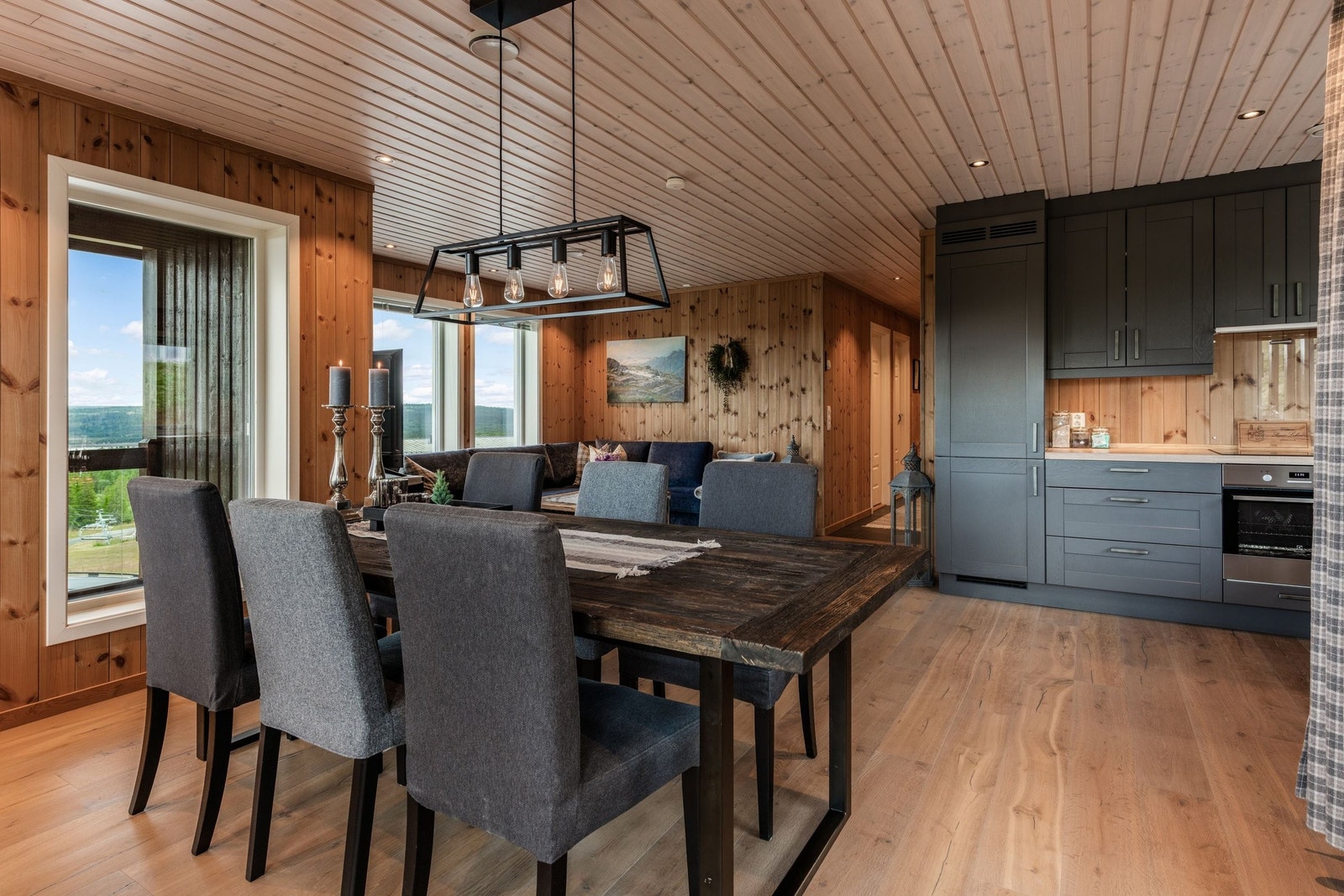 Alle vinduene i oppholdsrommet har innvendig solskjerming/persienner som kan reguleres etter behov. Galleribilde