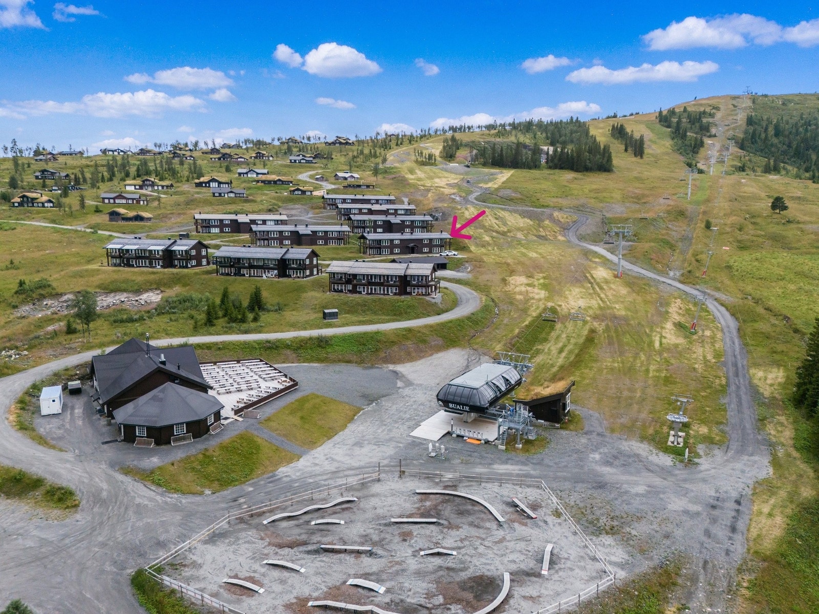 Bualie har gode fasiliteter både vinter- og sommerstid. Mountaincart og sykkelpark er en del av sommertilbudet i alpinbakken. Galleribilde