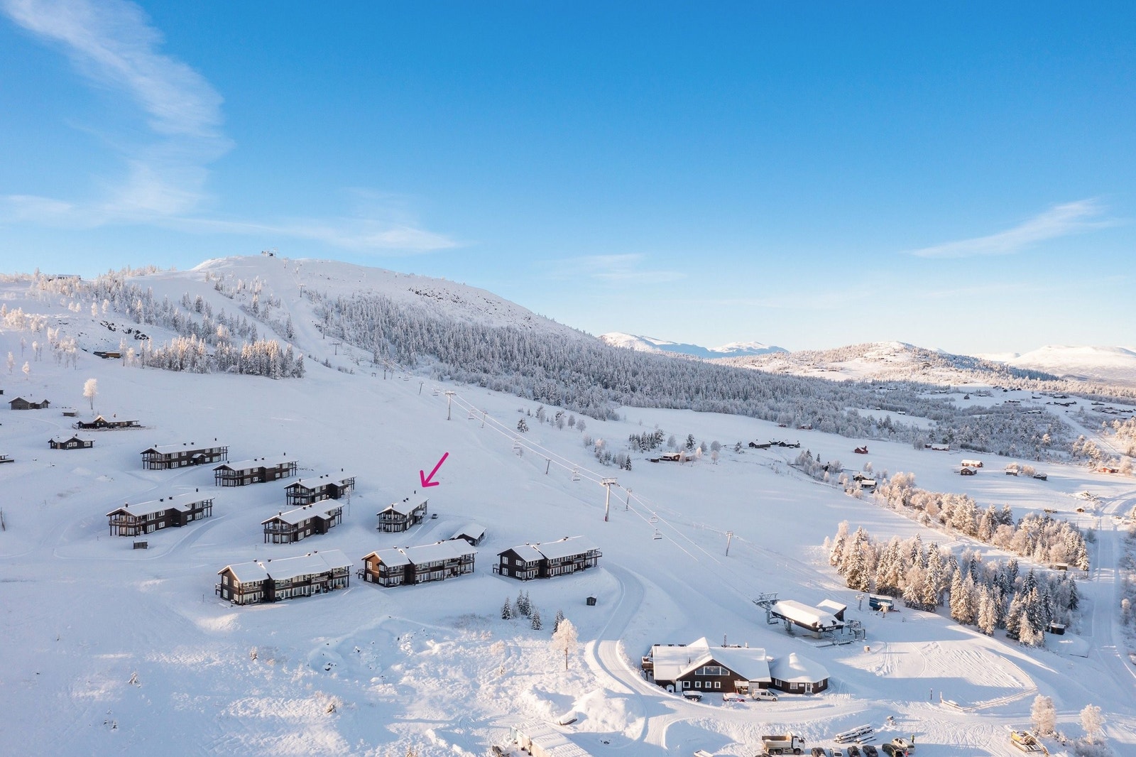 Alpinsenteret har 7 nedfarter, 6-setes stolheis og barneheis. Med sesongkort inkludert kan to i familien stå i bakken så mye de ønsker. Galleribilde